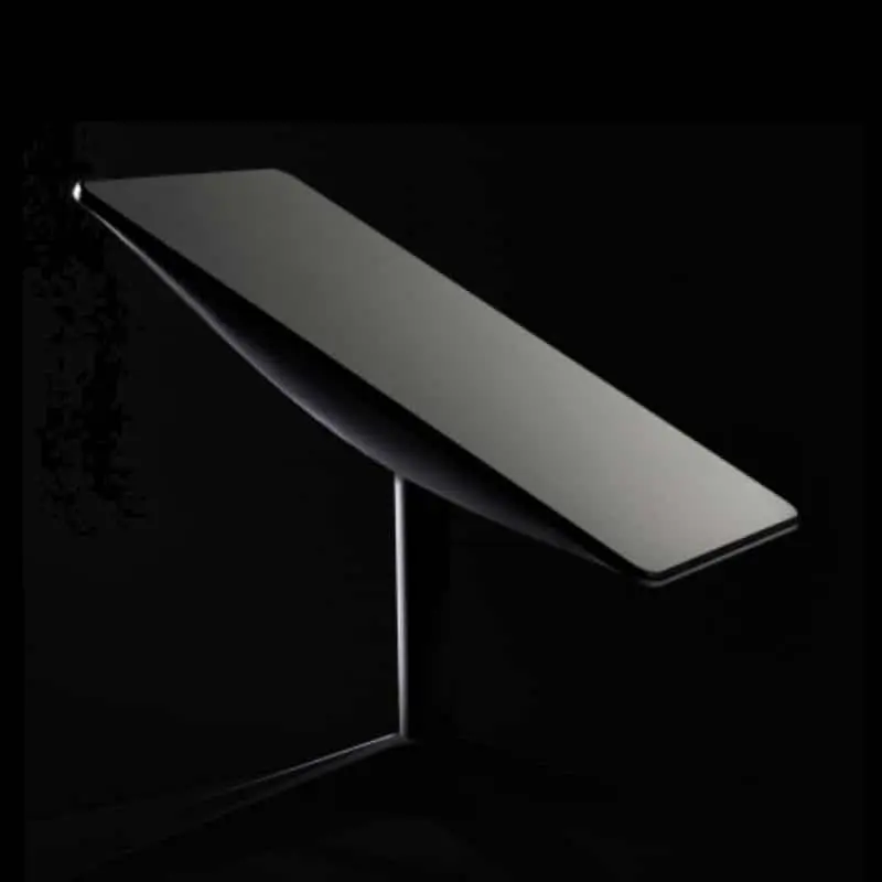 Antenne parabolique sur fond noir