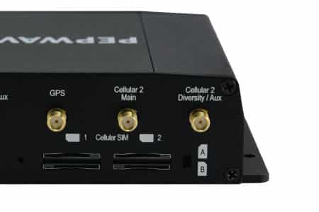 "ASCEND Max HD2 Mini" - A powerful and compact router with dual cellular support and redundant connection for a reliable Internet connection. The picture shows the device from the front and emphasizes its various connections, LEDs and antennas.