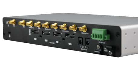 "Ascend Max HD4 Quad 4G LTE Mobile Router" - мощный маршрутизатор с четырьмя слотами для SIM-карт и антеннами для поддержки надежного мобильного интернет-соединения в сетях 4G LTE. На картинке показано устройство спереди, его различные соединения и светодиодные индикаторы.