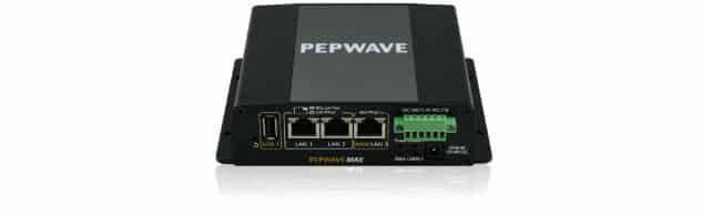 The picture shows the Ascend Multi-Cellular HD2 Mini, a compact router for bundling multiple cellular connections for higher bandwidth and greater availability of Internet connections. The router is housed in a small white casing and has several antenna connections for connecting to mobile networks. The router can use SIM cards from different providers and also supports the aggregation of LTE and WLAN connections. The Ascend Multi-Cellular HD2 Mini is particularly useful for mobile applications, e.g. for use in vehicles or on construction sites where a reliable and fast Internet connection is required. The router offers extensive functions for managing network connections and setting up VPNs for secure communication