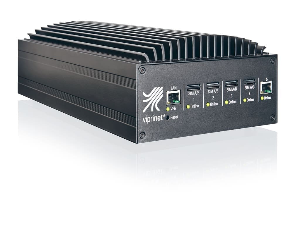 Das Bild zeigt den Ascend Toughlink 2501. Der Toughlink ist ein technisches Gerät mit vielen Anschlüssen und Antennen. Er hat ein rechteckiges Gehäuse mit abgerundeten Ecken und ist größtenteils transparent, so dass man die verschiedenen Komponenten im Inneren sehen kann. Der Toughlink steht auf einem weißen Hintergrund und die Kabelanschlüsse sind gut zu erkennen: