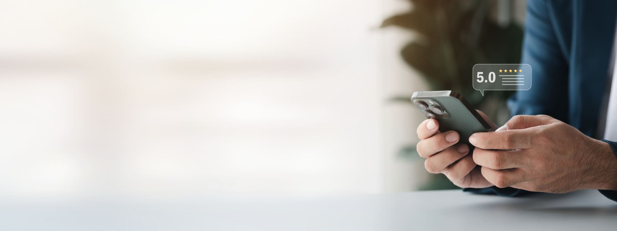 Person bewertet mit Smartphone, 5 Sterne.