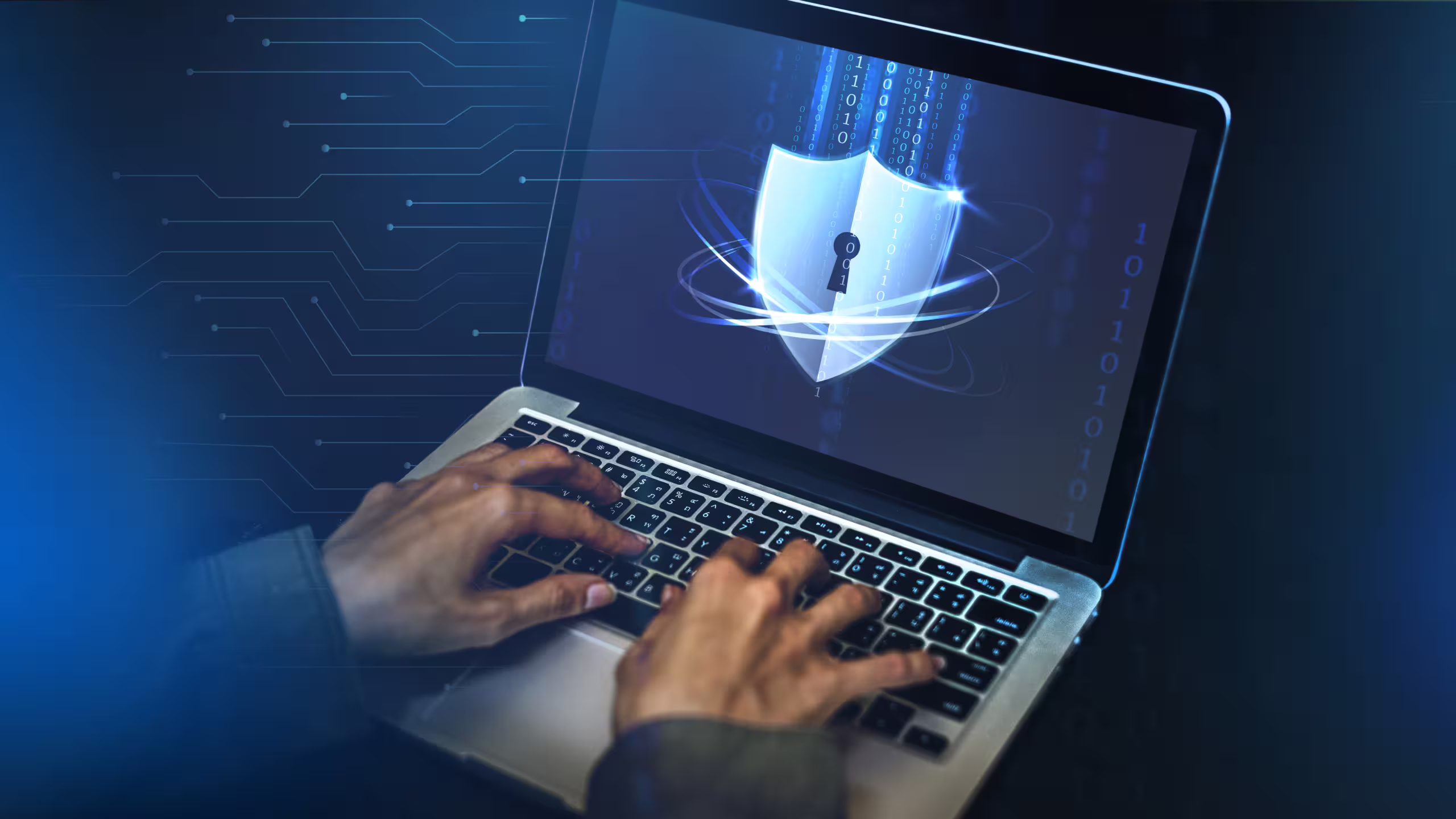 Person nutzt Laptop mit Cyber-Security-Bildschirm.