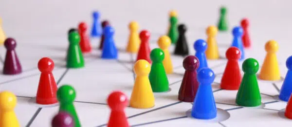 Servicios ASCEND. Muchas figuras de juego interconectadas.