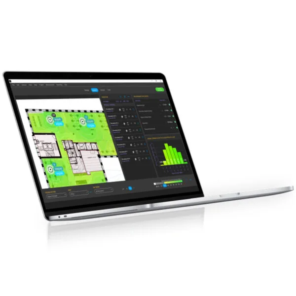 Laptop aperto con software di progettazione grafica.