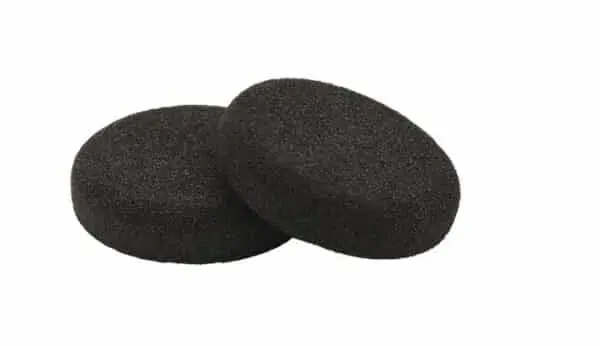 Zwei schwarze Filterschaum-Pads auf weißem Hintergrund.