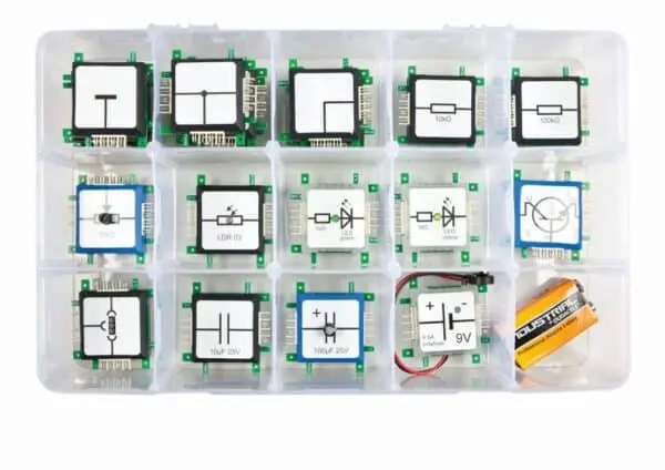 Elektronik-Bauteile in Plastikbox sortiert