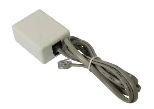 Telefonadapter mit Kabel, isoliert auf weißem Hintergrund