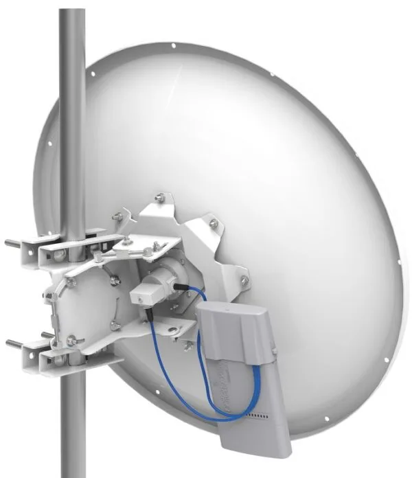 Satellitenschüssel mit Halterung und Kabeln