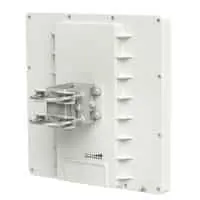 Weiße elektronische Antenne, Rückansicht, befestigt an Wand.