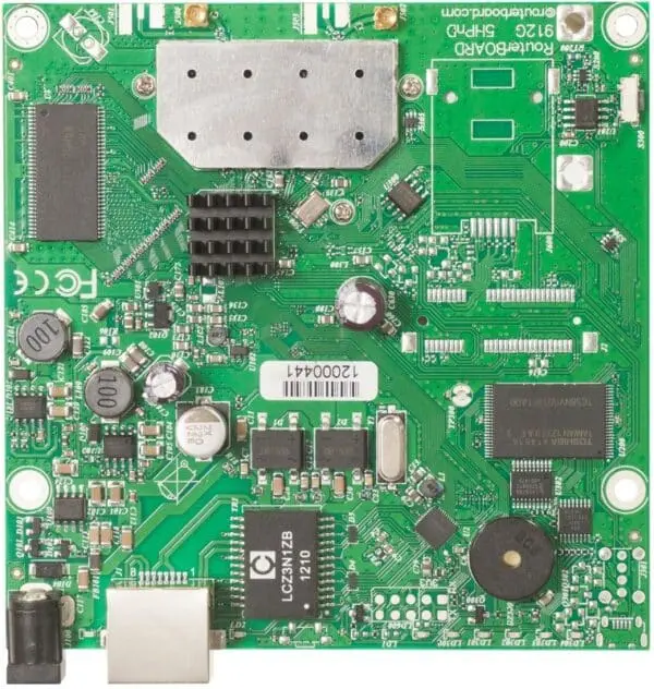 Grüne Leiterplatte mit elektronischen Bauteilen.