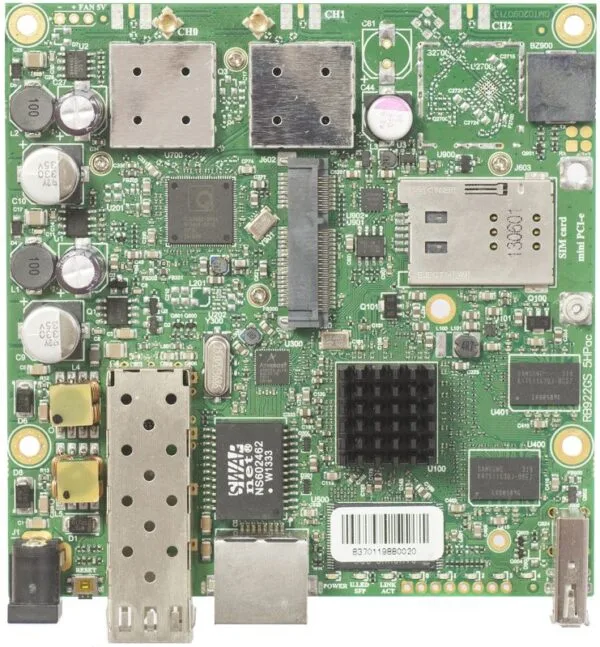 Grüne elektronische Platine mit verschiedenen Komponenten.