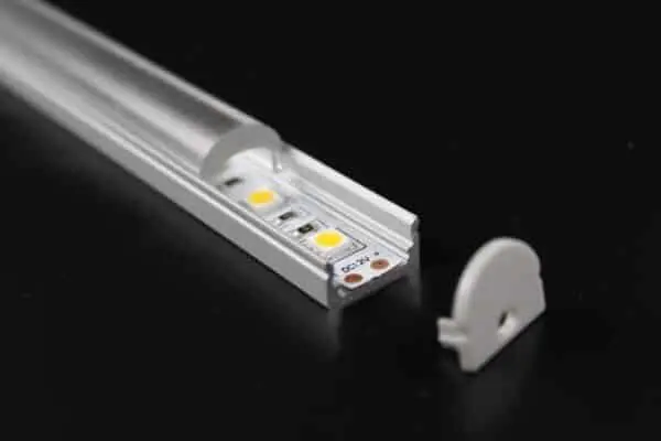 LED-Leuchtstreifen in Aluminiumprofil auf schwarzem Hintergrund