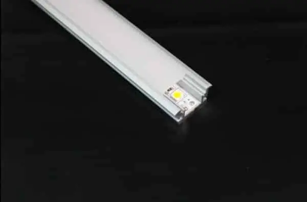 LED-Streifen in Aluminiumprofil auf schwarzem Hintergrund