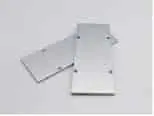 Zwei silberne Metallplatten auf weißem Hintergrund
