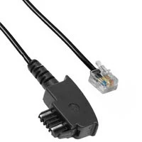 Telefonstecker und Netzwerkkabel auf weißem Hintergrund