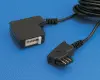 Schwarzer Stecker mit Kabel auf blauem Hintergrund.