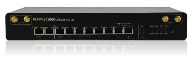 Das Bild zeigt den Ascend Multi-Cellular HD4, einen Router zur Bündelung von mehreren Mobilfunkverbindungen für eine höhere Bandbreite und eine höhere Verfügbarkeit von Internetverbindungen. Der Router ist in einem kompakten schwarzen Gehäuse untergebracht und verfügt über mehrere Antennenanschlüsse für die Verbindung mit Mobilfunknetzen. Der Router kann SIM-Karten von verschiedenen Anbietern nutzen und unterstützt auch die Aggregation von LTE-, 5G- und WLAN-Verbindungen. Der Ascend Multi-Cellular HD4 ist besonders nützlich für Unternehmen und Organisationen, die eine hohe Bandbreite und Zuverlässigkeit von Internetverbindungen benötigen, z.B. für den Einsatz von Cloud-Diensten oder für den Zugriff auf Unternehmensanwendungen. Der Router bietet umfangreiche Funktionen zur Verwaltung von Netzwerkverbindungen und zur Einrichtung von VPNs für eine sichere Kommunikation