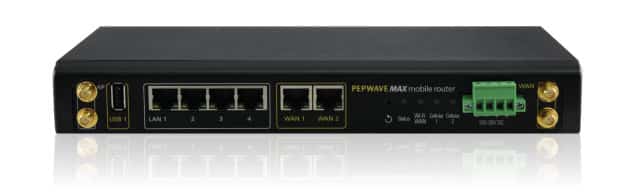 Das Bild zeigt den Ascend Multi-Cellular, einen Router zur Bündelung von mehreren Mobilfunkverbindungen für eine höhere Bandbreite und eine höhere Verfügbarkeit von Internetverbindungen. Der Router ist in einem schwarzen Gehäuse untergebracht und verfügt über mehrere Antennenanschlüsse für die Verbindung mit Mobilfunknetzen. Der Router kann SIM-Karten von verschiedenen Anbietern nutzen und unterstützt auch die Aggregation von LTE- und WLAN-Verbindungen. Der Ascend Multi-Cellular ist besonders nützlich für mobile Anwendungen, z.B. für den Einsatz in Fahrzeugen oder auf Baustellen, wo eine zuverlässige und schnelle Internetverbindung erforderlich ist. Der Router bietet umfangreiche Funktionen zur Verwaltung von Netzwerkverbindungen und zur Einrichtung von VPNs für eine sichere Kommunikation