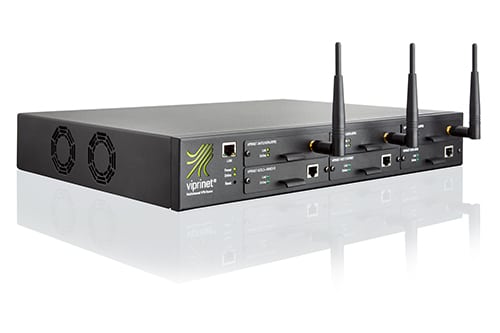 Das Bild zeigt den Ascend Multichannel VPN Router 2620, einen leistungsstarken Router zur Bündelung von Internetverbindungen und zur Einrichtung von VPN-Verbindungen. Der Router ist in einem schwarzen Gehäuse untergebracht und auf einem weißen Hintergrund platziert. Das Gerät verfügt über mehrere Anschlüsse für Ethernet-Kabel und SIM-Karten und kann so mehrere Internetverbindungen gleichzeitig nutzen. Der Multichannel VPN Router 2620 ist besonders nützlich für den Einsatz in Unternehmen oder Organisationen mit mehreren Standorten, die eine sichere und zuverlässige Verbindung benötigen. Der Router bietet eine hohe Verfügbarkeit und kann auch als VPN-Gateway eingesetzt werden, um eine sichere Verbindung zwischen verschiedenen Standorten herzustellen. Der Router ist einfach zu konfigurieren und bietet umfangreiche Funktionen zur Verwaltung von Netzwerkverbindungen und VPNs