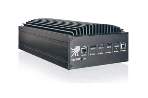 Das Bild zeigt den Ascend ToughLink 2502, einen industriellen VPN-Router mit integriertem Modem. Der Router ist in einem robusten, schwarzen Gehäuse untergebracht und auf einem weißen Hintergrund platziert. Das Gerät verfügt über mehrere Anschlüsse für Ethernet-Kabel und SIM-Karten und kann so eine zuverlässige Internetverbindung bereitstellen. Der ToughLink 2502 ist besonders nützlich für den Einsatz in rauen Umgebungen, z.B. in der Fertigung, im Bergbau oder im Außeneinsatz. Der Router bietet eine hohe Verfügbarkeit und kann auch als VPN-Gateway eingesetzt werden, um eine sichere Verbindung zwischen verschiedenen Standorten herzustellen. Der ToughLink 2502 ist einfach zu konfigurieren und bietet umfangreiche Funktionen zur Verwaltung von Netzwerkverbindungen und VPNs