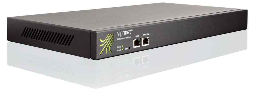 Das Bild zeigt den Ascend Viprinet Multichannel VPN Hub 01-01020. Der Hub ist ein technisches Gerät mit vielen Anschlüssen und Antennen. Er hat ein rechteckiges Gehäuse mit abgerundeten Ecken und ist größtenteils transparent, so dass man die verschiedenen Komponenten im Inneren sehen kann. Der Hub steht auf einem weißen Hintergrund und die Kabelanschlüsse sind gut zu erkennen.