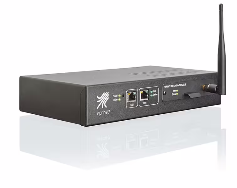 Das Bild zeigt den Ascend Viprinet Multichannel VPN Router 200. Der Router ist ein technisches Gerät mit vielen Anschlüssen und Antennen. Er hat ein rechteckiges Gehäuse mit abgerundeten Ecken und ist größtenteils transparent, so dass man die verschiedenen Komponenten im Inneren sehen kann. Der Router steht auf einem weißen Hintergrund und die Kabelanschlüsse sind gut zu erkennen