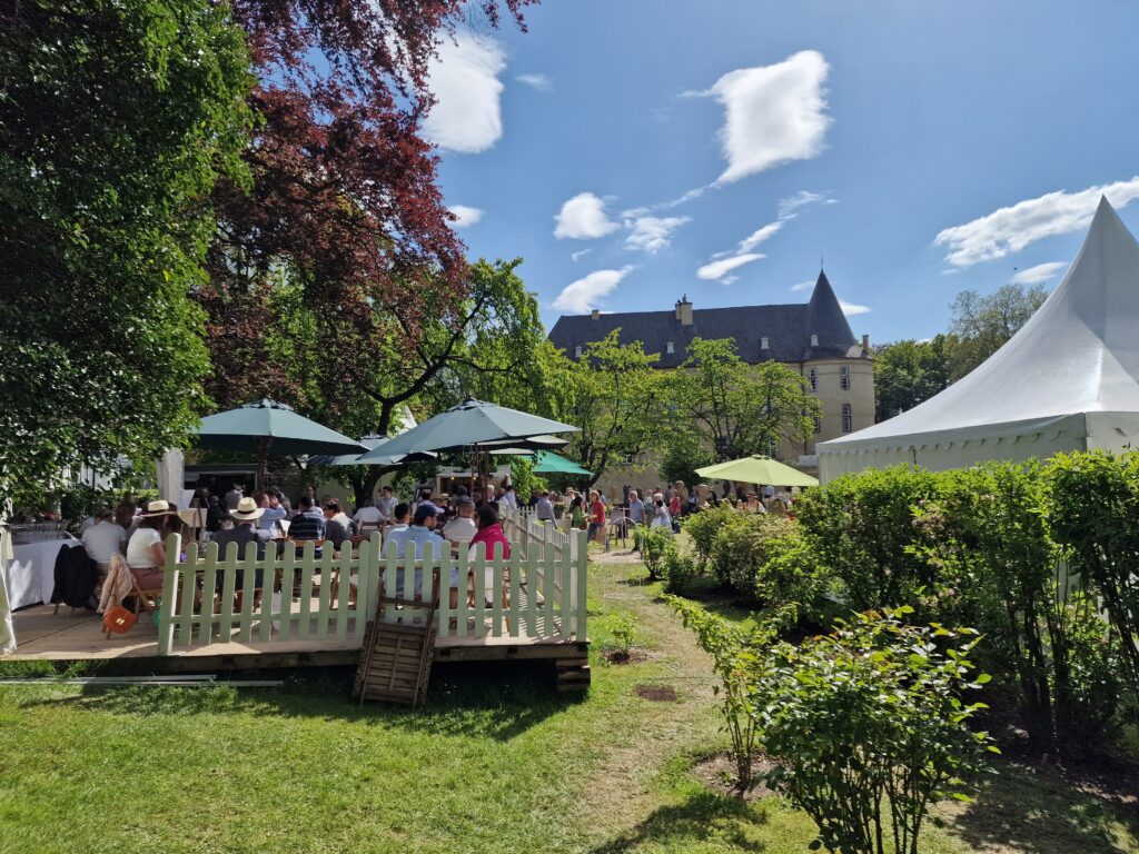 Wlan von ASCEND auf der Landpartie Adendorf. Menschen in Gastronomiebetrieb mit Burg im Hintergrund