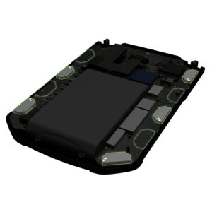 Interior del smartphone y batería sobre fondo oscuro