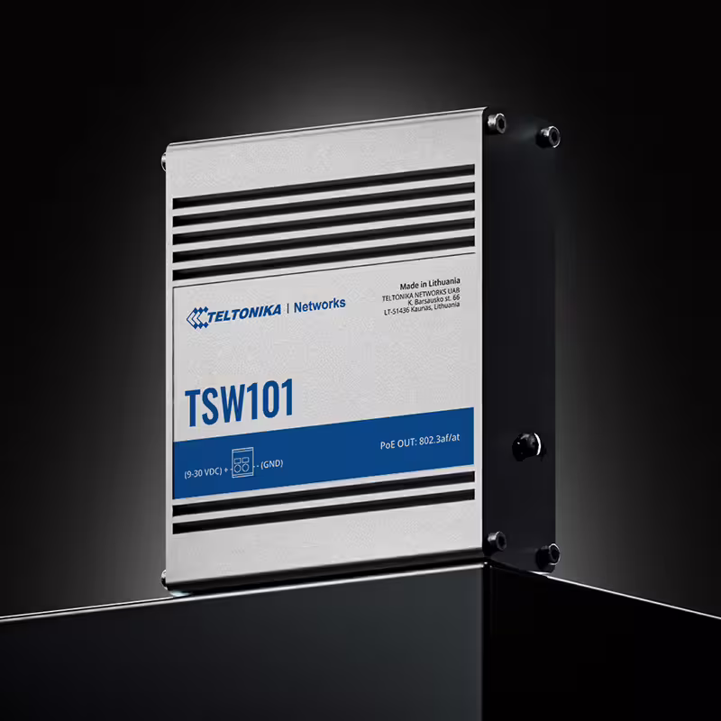 Промышленный сетевой коммутатор TSW101 на темном фоне.