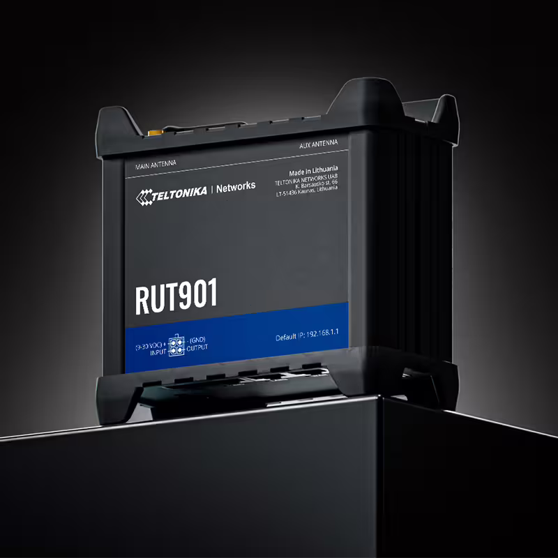 Routeur Teltonika RUT901 LTE sur fond noir.