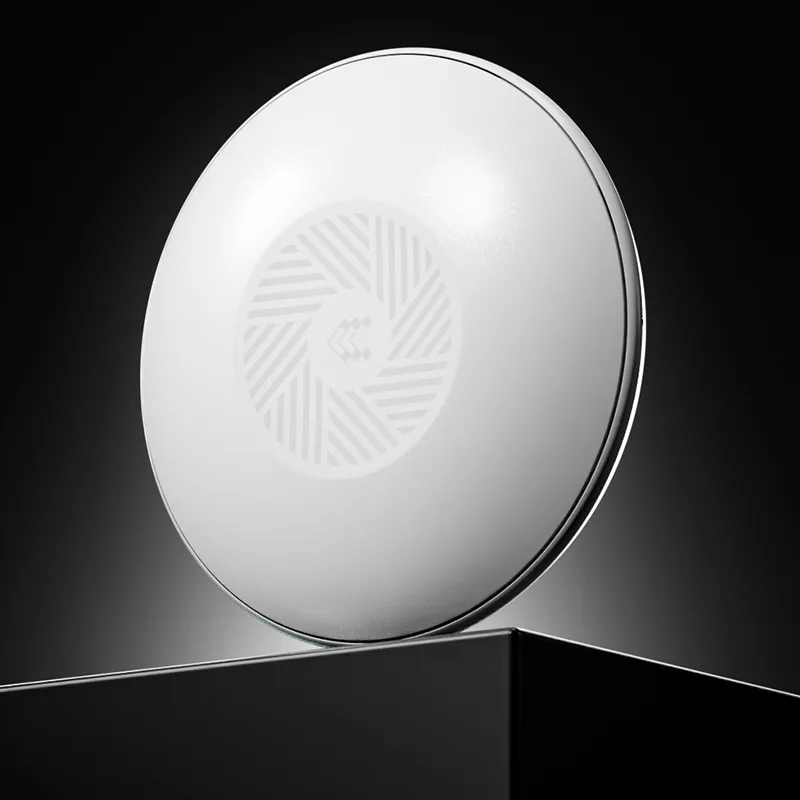 Oggetto moderno rotondo bianco su sfondo nero.