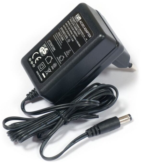 Schwarzes Netzteil mit Kabel und Stecker
