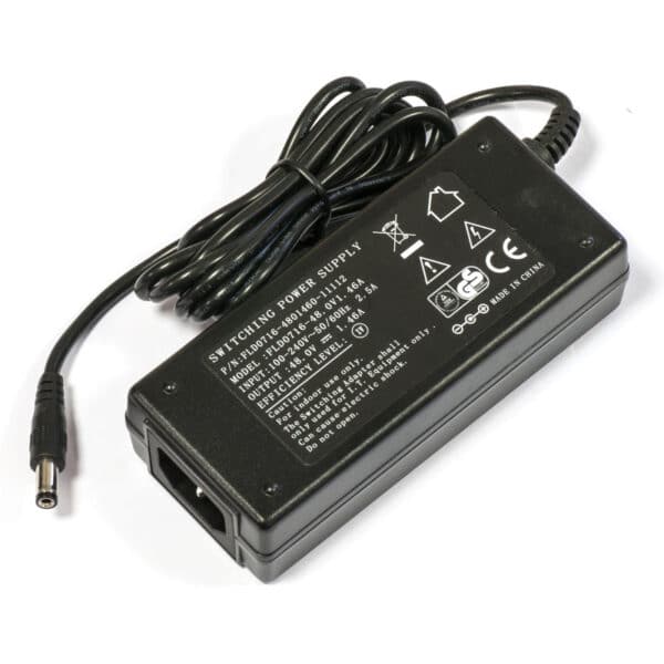 Schwarzes Netzteil mit Kabel und Aufschrift