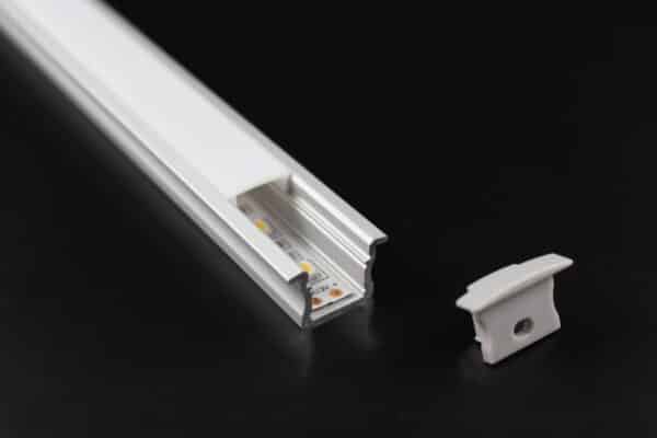 LED-Aluprofil mit Abdeckung auf schwarzem Hintergrund
