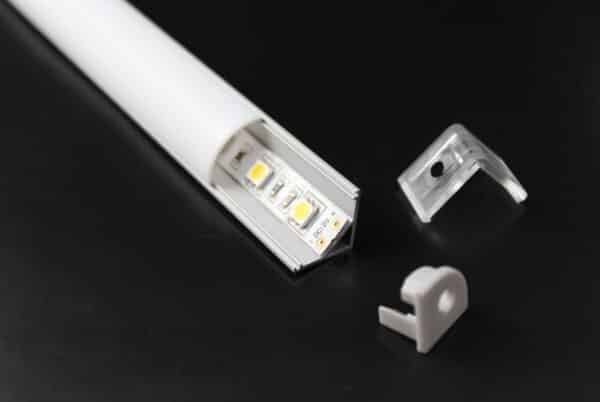 LED-Streifen mit Befestigungen auf schwarzem Hintergrund