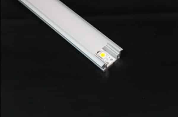 LED-Streifen in Aluminiumprofil auf schwarzem Hintergrund