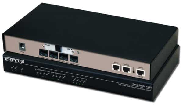 SmartNode 4990 VoIP-Gateway mit Schnittstellen.
