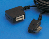 Schwarzes Elektrokabel mit Stecker und Buchse, auf blauem Hintergrund.