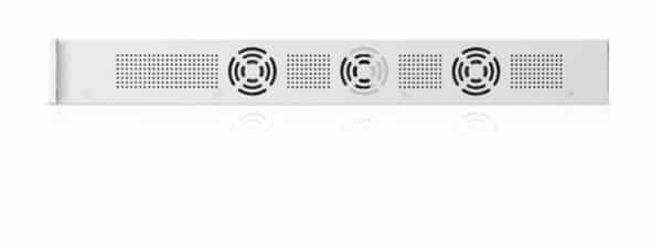 Weißer Server mit Belüftungsschlitzen