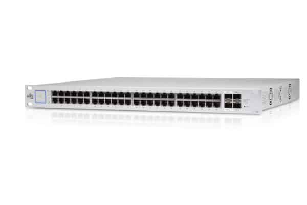 Netzwerk-Switch mit vielen Ethernet-Ports für IT-Systeme.